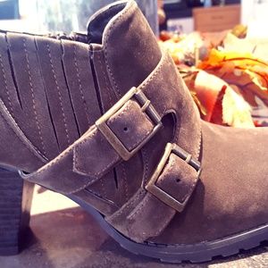 Very Cherry SUEDE ZIPPER Booties Size 9.5 M CUTE!!